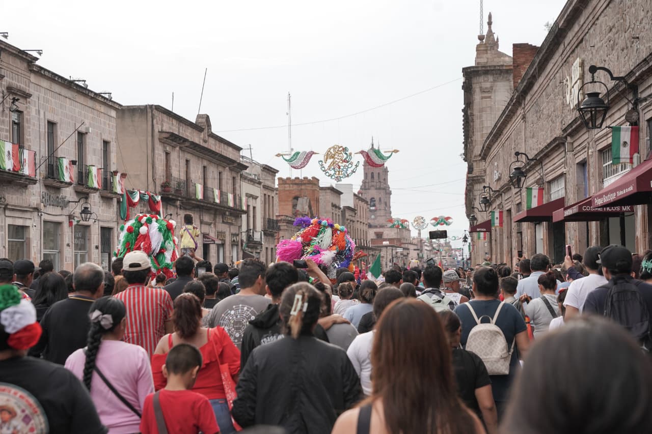 Ballet Folklórico de Michoacán celebra 68 años con desfile en el Centro de Morelia