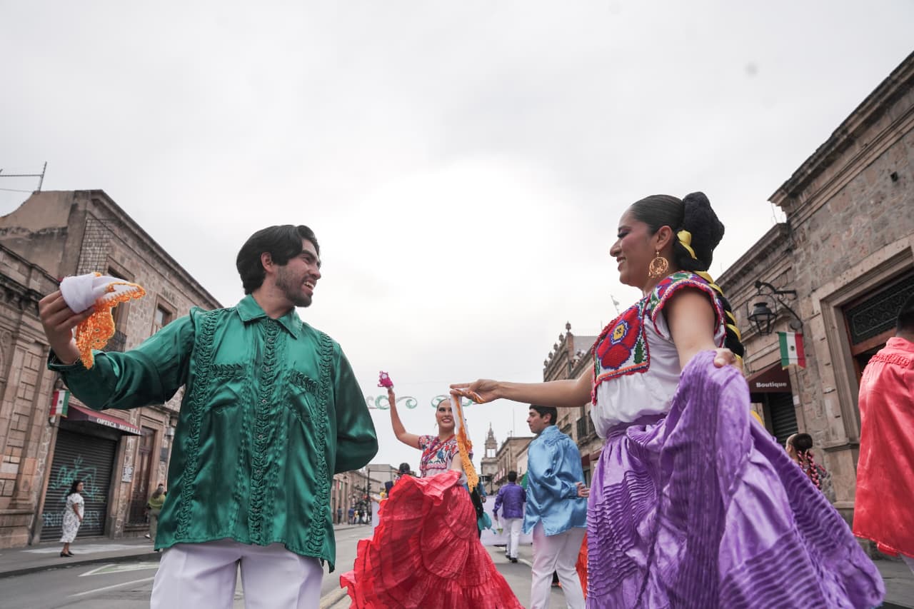 Ballet Folklórico de Michoacán celebra 68 años con desfile en el Centro de Morelia