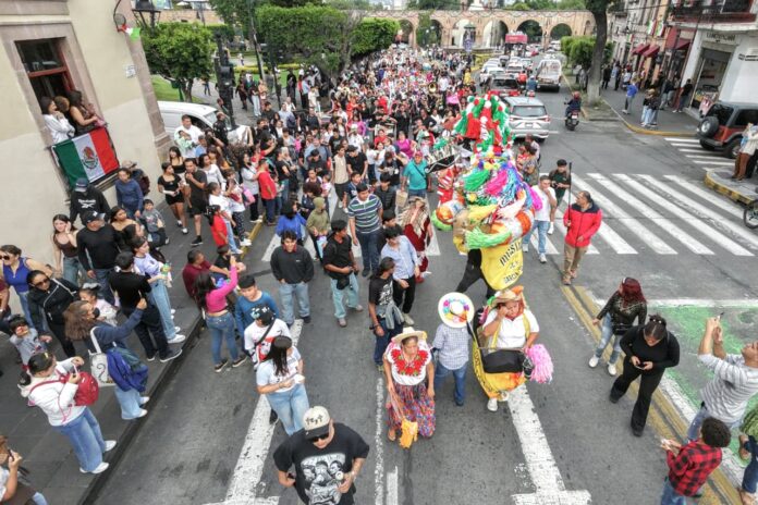 Ballet Folklórico de Michoacán celebra 68 años con desfile en el Centro de Morelia