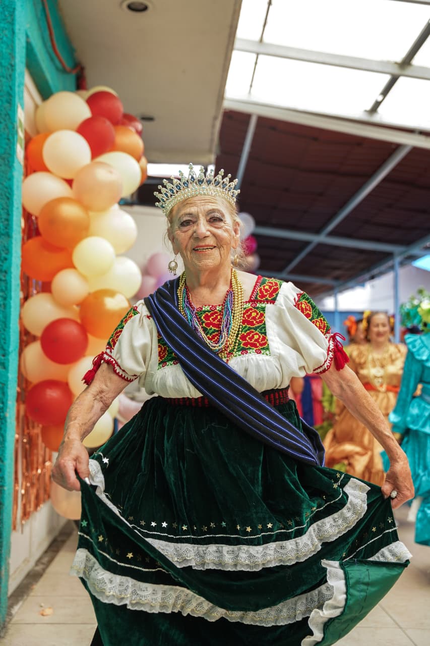 Nena baila contra el tiempo; 84 años y 20 de seguir moviendo las piernas