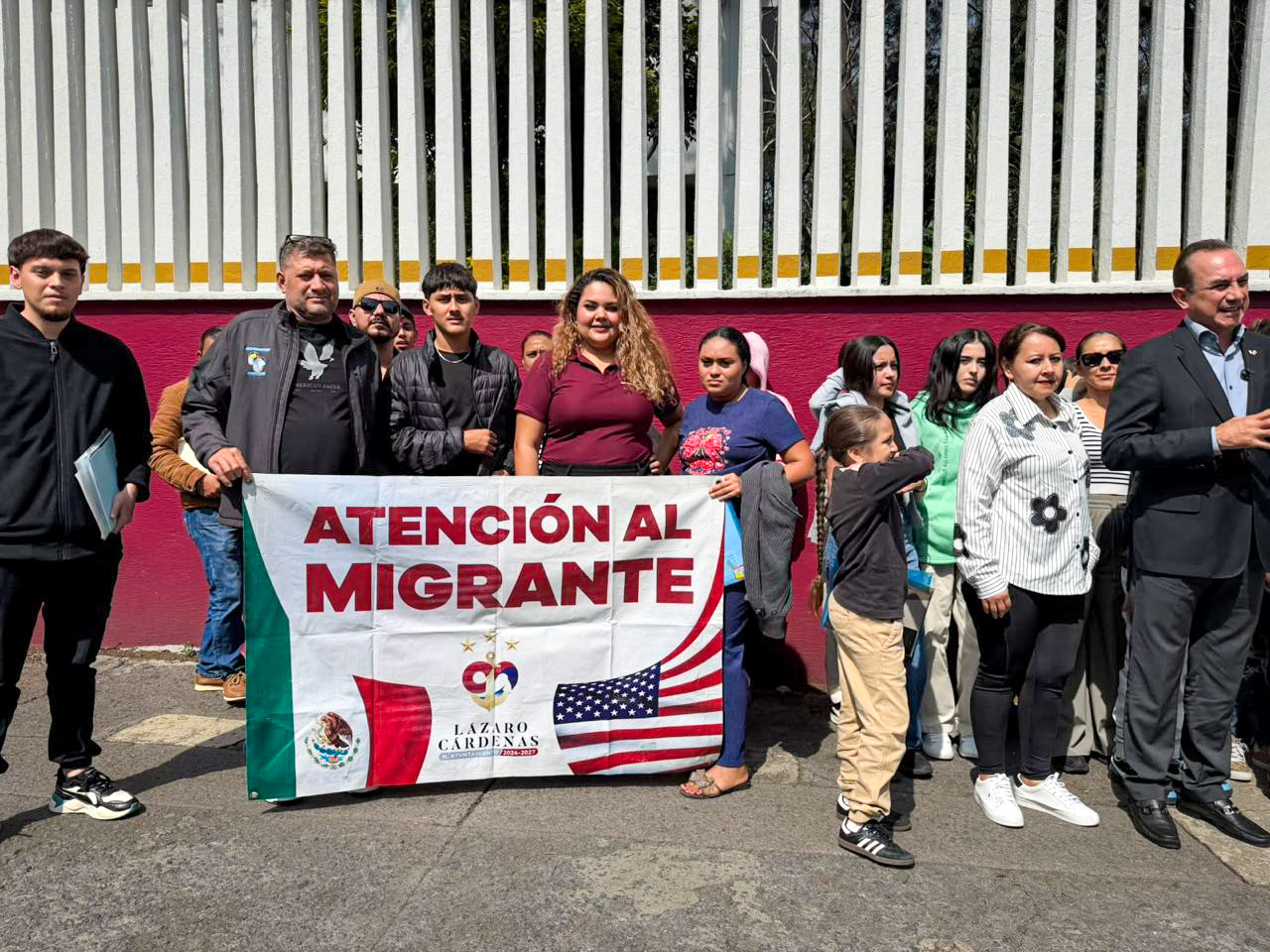 Atención al Migrante Facilita Trámite de Pasaporte Americano a 23 Personas