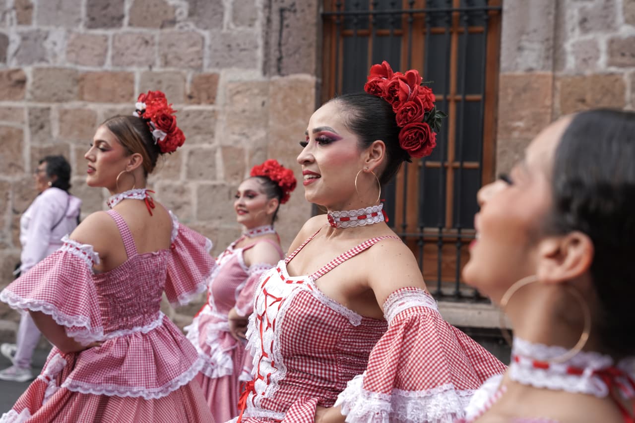 Ballet Folklórico de Michoacán celebra 68 años con desfile en el Centro de Morelia
