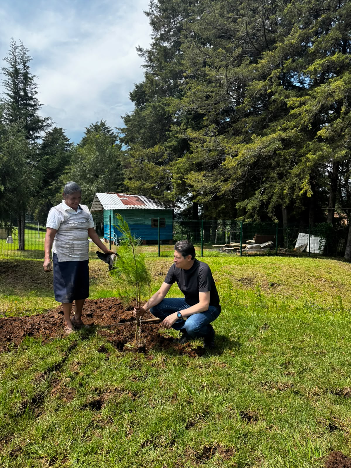 Alfonso Martínez acompaña a vecinas y vecinos de Atécuaro en jornada de reforestación