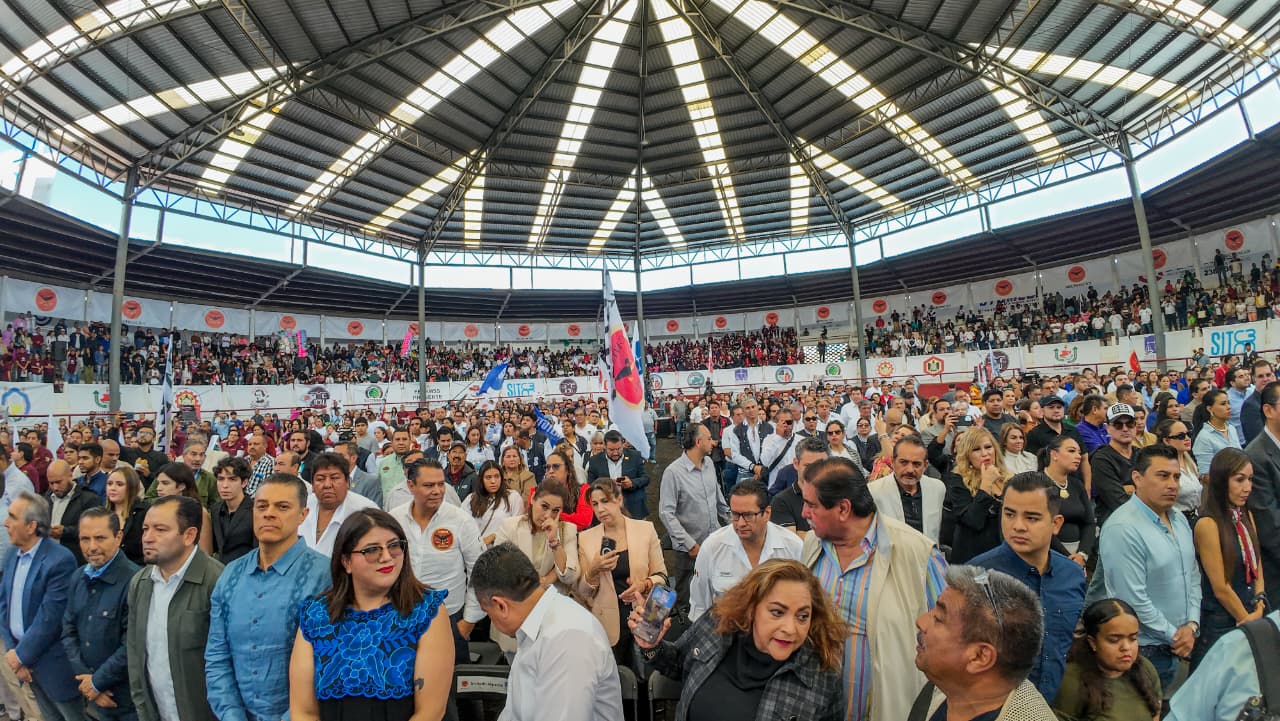 Tras la audiencia de Alexis N. alias “El Brilloso”, donde aportó nuevos elementos al caso del homicidio de Carlos Manzo; el gobernador de Michoacán, Alfredo Ramírez Bedolla, aseguró que la investigación por el crimen contra del exalcalde de Uruapan, es de 360 grados y se investigan todas las líneas que puedan surgir, incluso nuevas, con el objetivo de encontrar la verdad y que se haga justicia. Afirmó que el trabajo se realiza de manera profesional por la Fiscalía General del Estado, con la colaboración del Gobierno Federal y del secretario de Seguridad, Omar García Harfuch, lo que ha permitido la detención de 33 personas hasta el momento, entre ellos El Brilloso y su hermano Cristian N. “El vikingo “. Detalló que aún permanece prófugo el coronel Jiménez, quien era jefe de escoltas del ex presidente municipal. El mandatario señaló que lo que se está confirmando en las audiencias es lo que se había advertido desde el inicio de la investigación y sobre todo lo señalado por la Fiscalía desde diciembre y enero, cuando se detuvo al primer círculo de escoltas, integrado por siete personas que acompañaban directamente al edil. “Todo confirma que también desde adentro vino la información, vino toda una situación donde prácticamente su círculo cercano participó junto con la delincuencia organizada. Aquí hubo un contubernio que se está confirmando entre su círculo cercano de confianza y la delincuencia organizada que le arrebató la vida al presidente municipal en el atentado”, puntualizó. Reconoció que aún falta mucho por investigar, pero hay grandes avances y conforme avancen las audiencias, los juicios y se logren más detenciones, se irán despejando dudas. Dijo que todavía está pendiente esclarecer la motivación del atentado. Hizo un llamado a que quienes han sido citados a testificar lo hagan, al señalar que aún faltan algunas personas del Ayuntamiento de Uruapan que no han acudido al llamado de la Fiscalía. Consideró fundamental que sean entregados los celulares del extinto presidente municipal para que no quede duda alguna, al ser aparatos donde se contiene gran parte de la actividad diaria y que pueden aportar datos relevantes. “Gran parte de nuestra actividad diaria se contiene en estos aparatos y creo que sí es prudente que fueran entregados los celulares del extinto presidente municipal, que en paz descanse Carlos Manzo, para que no quede duda. Son elementos importantes, porque han venido saliendo más datos, más información, y esta investigación está viva, está en pleno desarrollo, y lo que buscamos es justicia y saber la verdad”, apuntó. Sobre los tiempos para esclarecer el crimen, indicó que ya hay gran claridad de qué ocurrió, pero falta que la Fiscalía aclare el móvil, por lo que no debe haber fechas fatales ni presiones, sino que se debe permitir que la institución haga su trabajo con profesionalismo. “La justicia se completa cuando hay ya sentencias y los acusados pasan a sentenciados, para que se diga que son ya los responsables”, concluyó.
