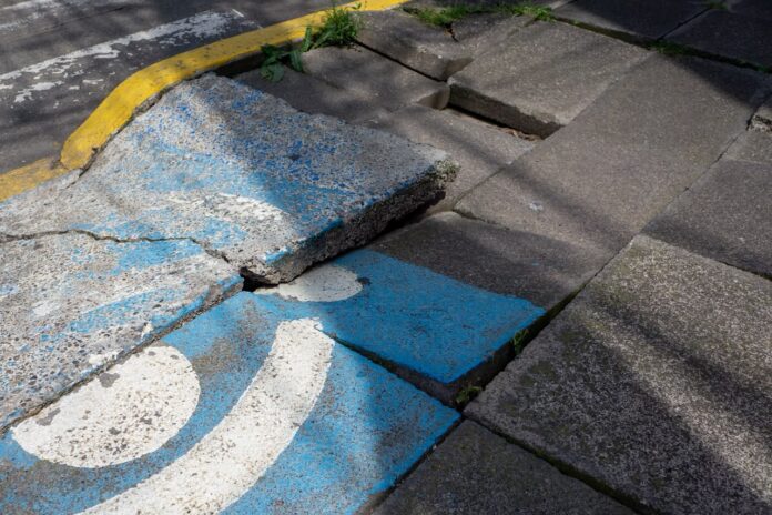 Rampa peatonal en García de León se convierte en riesgo para peatones