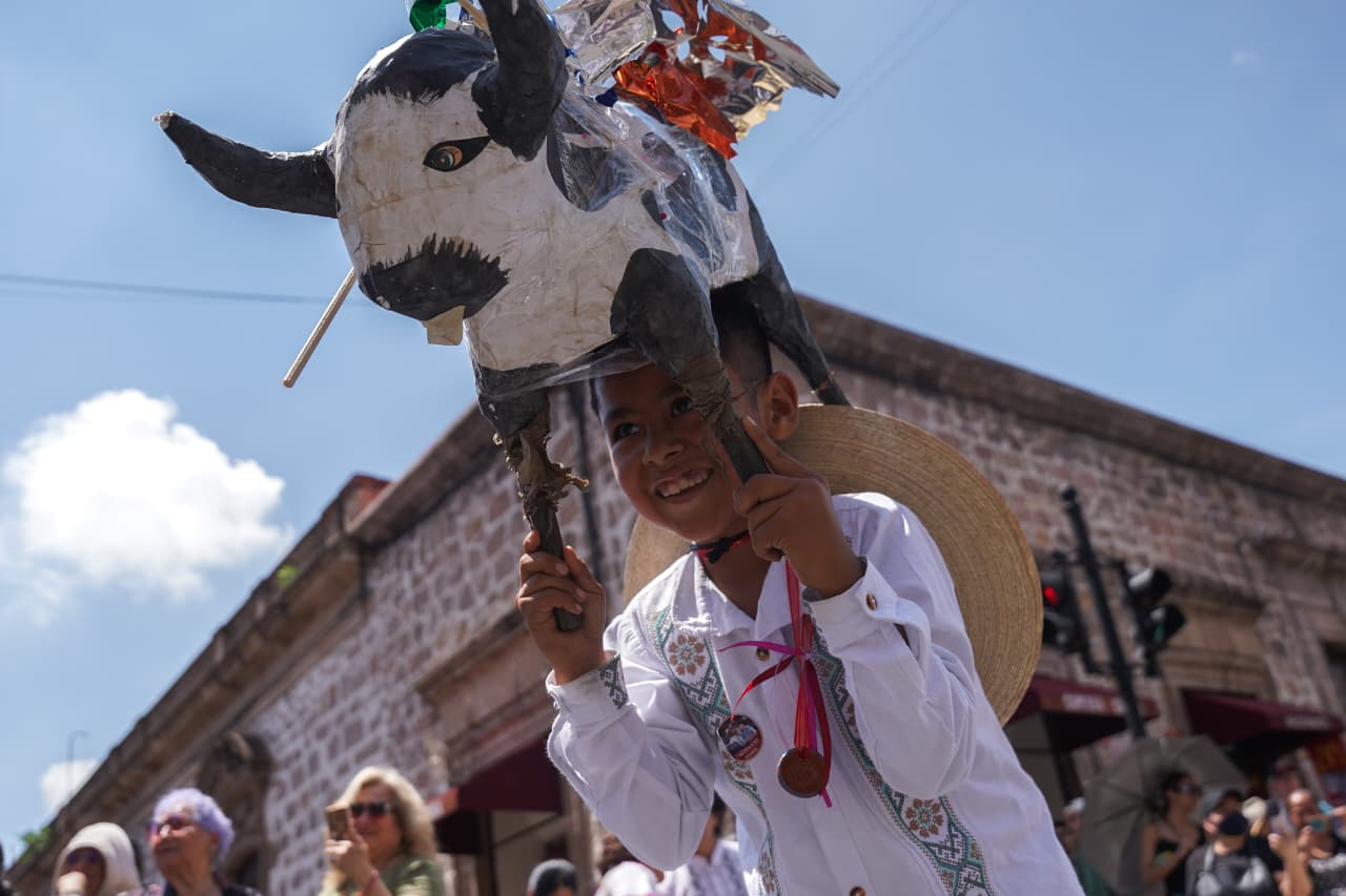 Más de 4 mil artesanos toman las calles de Morelia para celebrar su día