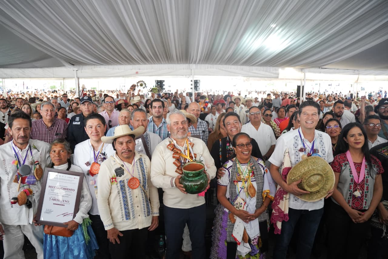 Michoacán reconoce a quienes mantienen vivos sus oficios artesanales