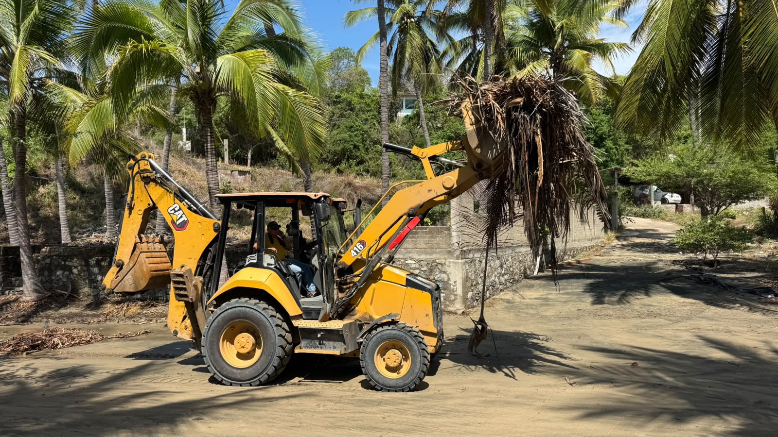 Y, en Lázaro Cárdenas: Manos que levantan las playas