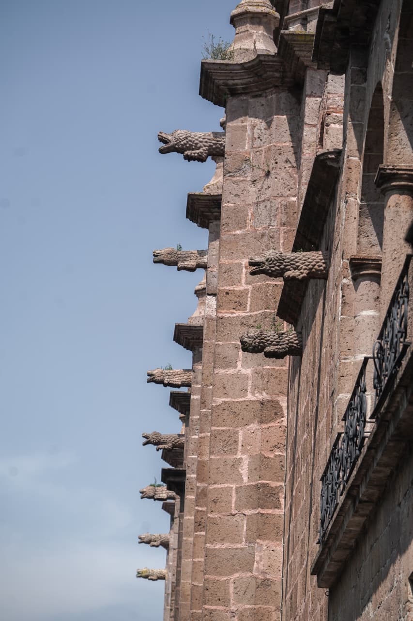 ¿Dragones o caimanes? Las gárgolas que vigilan Morelia desde las alturas
