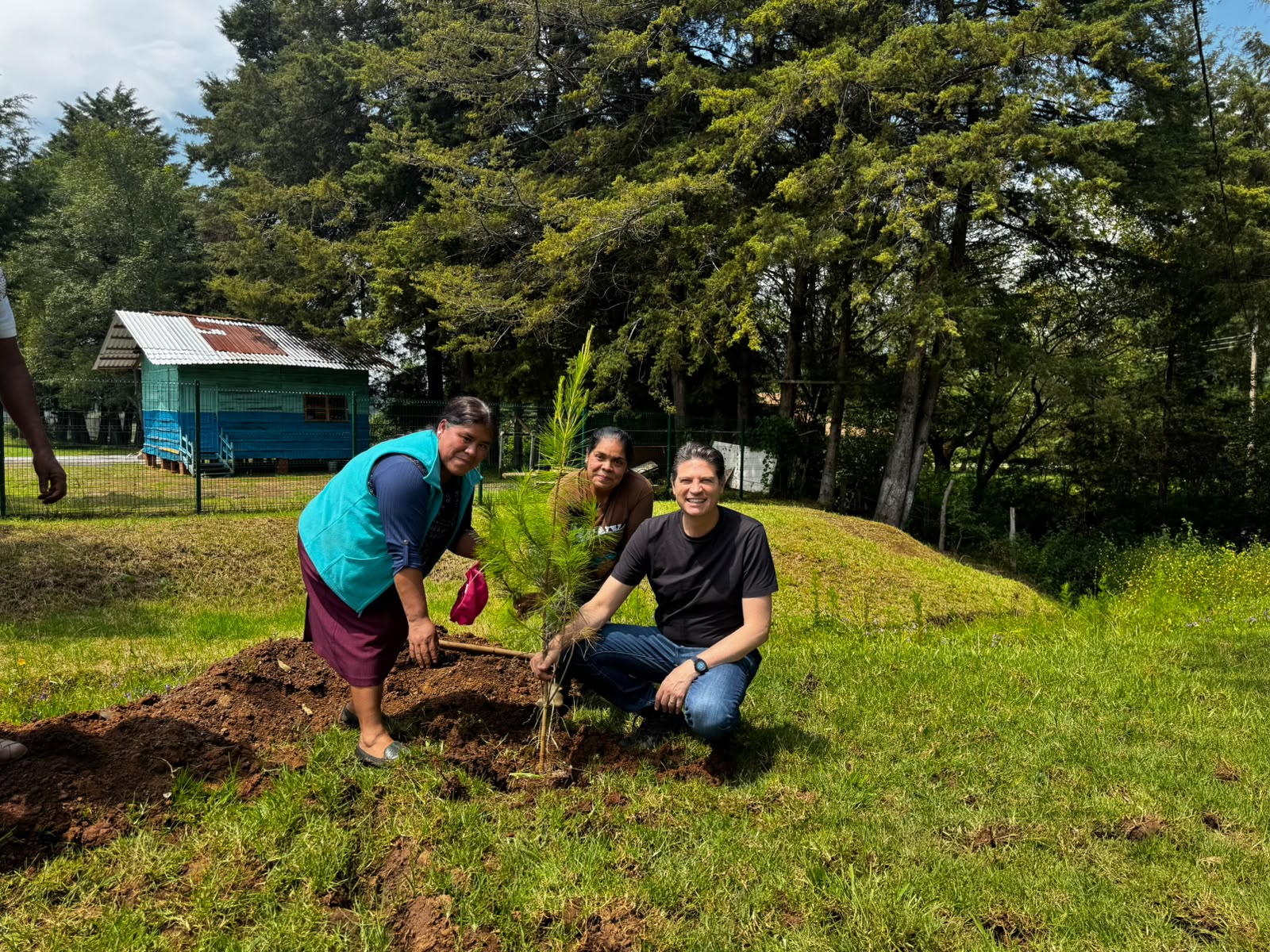 Alfonso Martínez acompaña a vecinas y vecinos de Atécuaro en jornada de reforestación