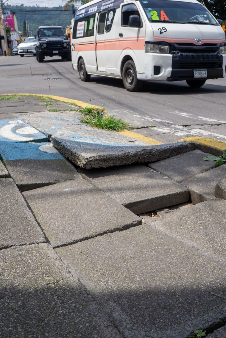 Rampa peatonal en García de León se convierte en riesgo para peatones