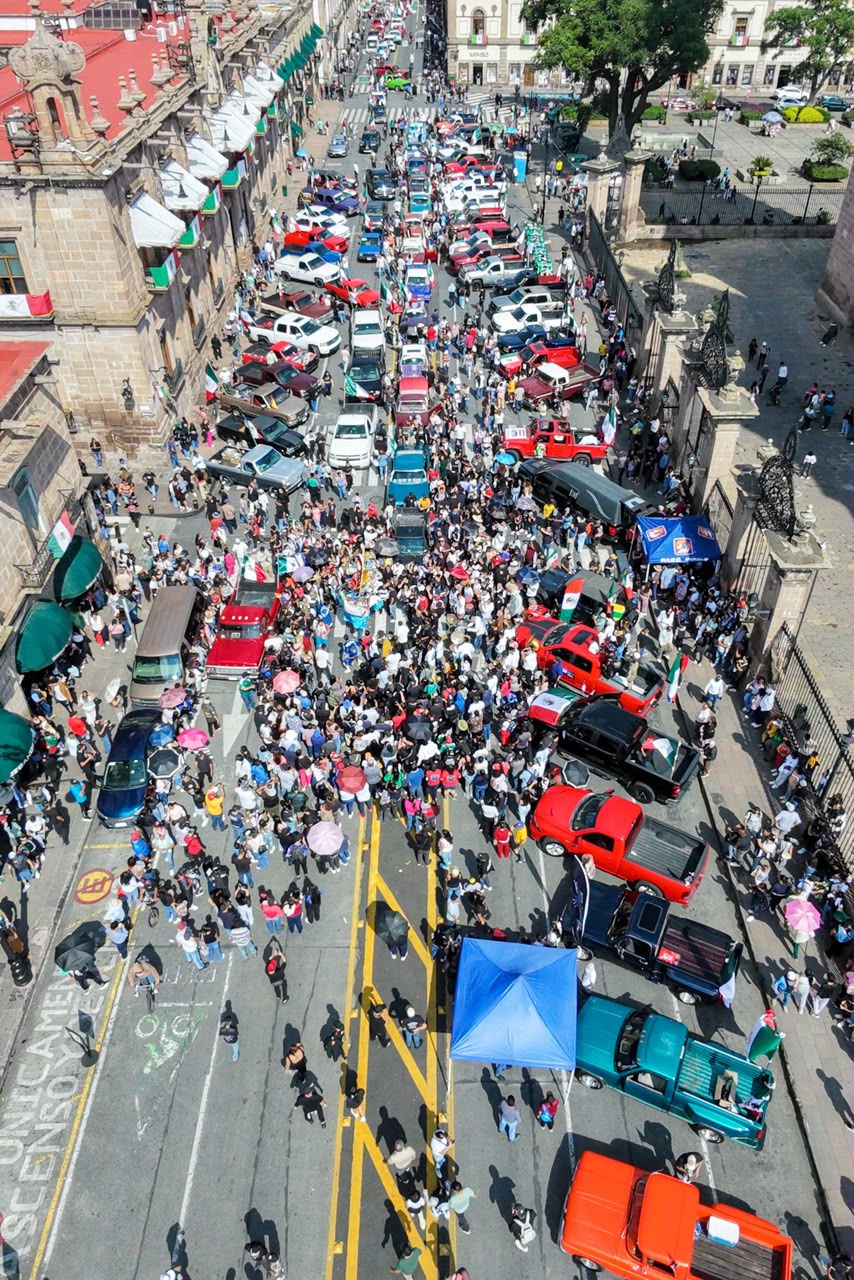 Trocas, banda y torito llenan de ambiente el Centro Histórico de Morelia