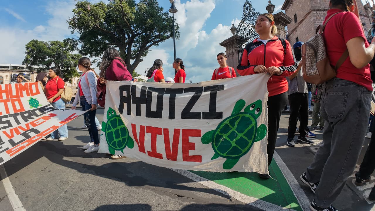 A 12 años de la desaparición de los 43 de Ayotzinapa, normalistas marchan en Morelia