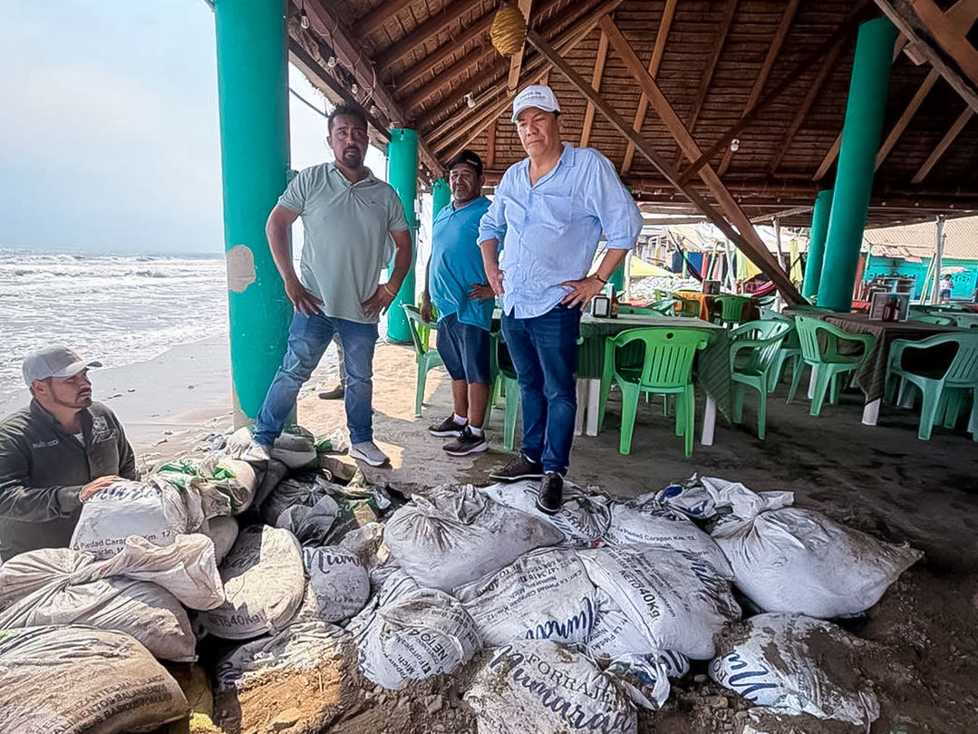 Evalúan daños en playas de Lázaro Cárdenas tras paso del huracán