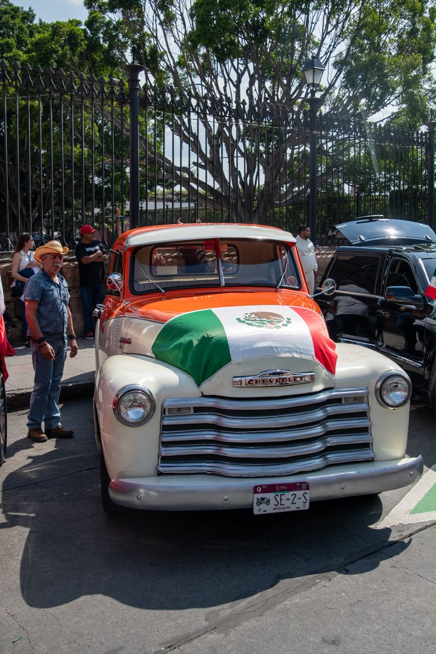 Trocas, banda y torito llenan de ambiente el Centro Histórico de Morelia