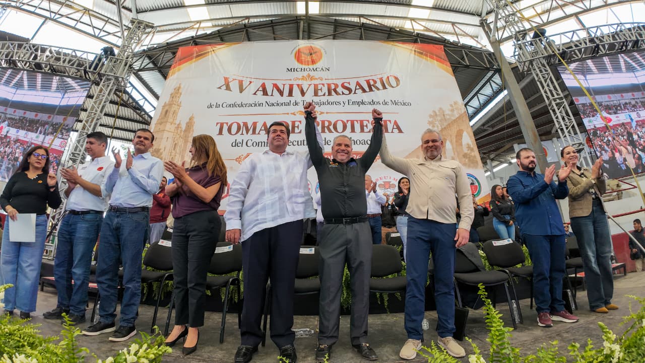 Tras la audiencia de Alexis N. alias “El Brilloso”, donde aportó nuevos elementos al caso del homicidio de Carlos Manzo; el gobernador de Michoacán, Alfredo Ramírez Bedolla, aseguró que la investigación por el crimen contra del exalcalde de Uruapan, es de 360 grados y se investigan todas las líneas que puedan surgir, incluso nuevas, con el objetivo de encontrar la verdad y que se haga justicia. Afirmó que el trabajo se realiza de manera profesional por la Fiscalía General del Estado, con la colaboración del Gobierno Federal y del secretario de Seguridad, Omar García Harfuch, lo que ha permitido la detención de 33 personas hasta el momento, entre ellos El Brilloso y su hermano Cristian N. “El vikingo “. Detalló que aún permanece prófugo el coronel Jiménez, quien era jefe de escoltas del ex presidente municipal. El mandatario señaló que lo que se está confirmando en las audiencias es lo que se había advertido desde el inicio de la investigación y sobre todo lo señalado por la Fiscalía desde diciembre y enero, cuando se detuvo al primer círculo de escoltas, integrado por siete personas que acompañaban directamente al edil. “Todo confirma que también desde adentro vino la información, vino toda una situación donde prácticamente su círculo cercano participó junto con la delincuencia organizada. Aquí hubo un contubernio que se está confirmando entre su círculo cercano de confianza y la delincuencia organizada que le arrebató la vida al presidente municipal en el atentado”, puntualizó. Reconoció que aún falta mucho por investigar, pero hay grandes avances y conforme avancen las audiencias, los juicios y se logren más detenciones, se irán despejando dudas. Dijo que todavía está pendiente esclarecer la motivación del atentado. Hizo un llamado a que quienes han sido citados a testificar lo hagan, al señalar que aún faltan algunas personas del Ayuntamiento de Uruapan que no han acudido al llamado de la Fiscalía. Consideró fundamental que sean entregados los celulares del extinto presidente municipal para que no quede duda alguna, al ser aparatos donde se contiene gran parte de la actividad diaria y que pueden aportar datos relevantes. “Gran parte de nuestra actividad diaria se contiene en estos aparatos y creo que sí es prudente que fueran entregados los celulares del extinto presidente municipal, que en paz descanse Carlos Manzo, para que no quede duda. Son elementos importantes, porque han venido saliendo más datos, más información, y esta investigación está viva, está en pleno desarrollo, y lo que buscamos es justicia y saber la verdad”, apuntó. Sobre los tiempos para esclarecer el crimen, indicó que ya hay gran claridad de qué ocurrió, pero falta que la Fiscalía aclare el móvil, por lo que no debe haber fechas fatales ni presiones, sino que se debe permitir que la institución haga su trabajo con profesionalismo. “La justicia se completa cuando hay ya sentencias y los acusados pasan a sentenciados, para que se diga que son ya los responsables”, concluyó.