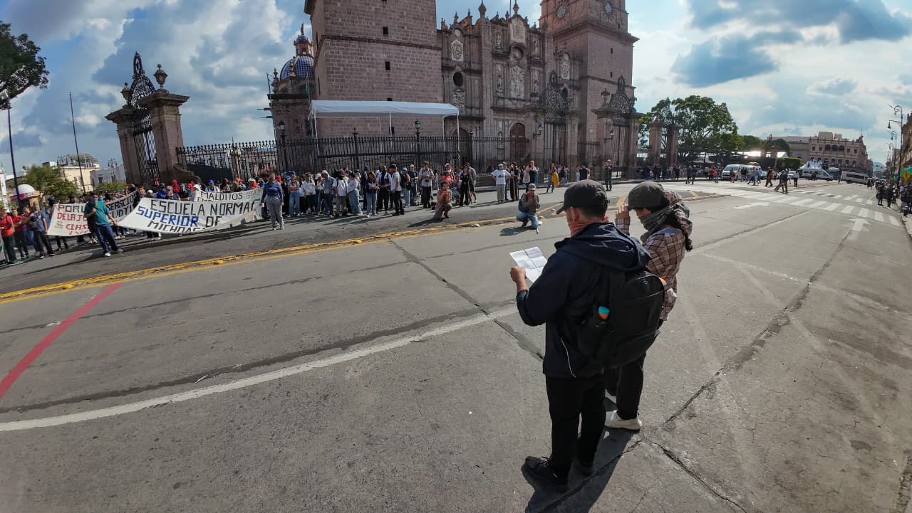 A 12 años de la desaparición de los 43 de Ayotzinapa, normalistas marchan en Morelia
