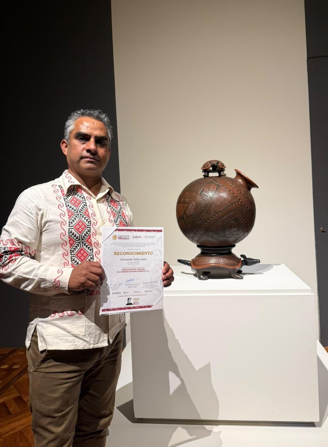 Maestro alfarero de Zinapécuaro gana máximo galardón en concurso nacional