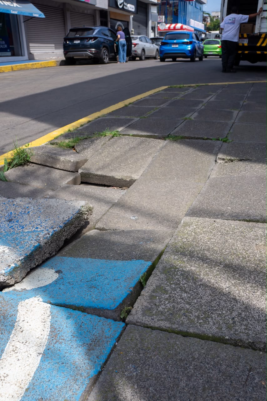 Rampa peatonal en García de León se convierte en riesgo para peatones