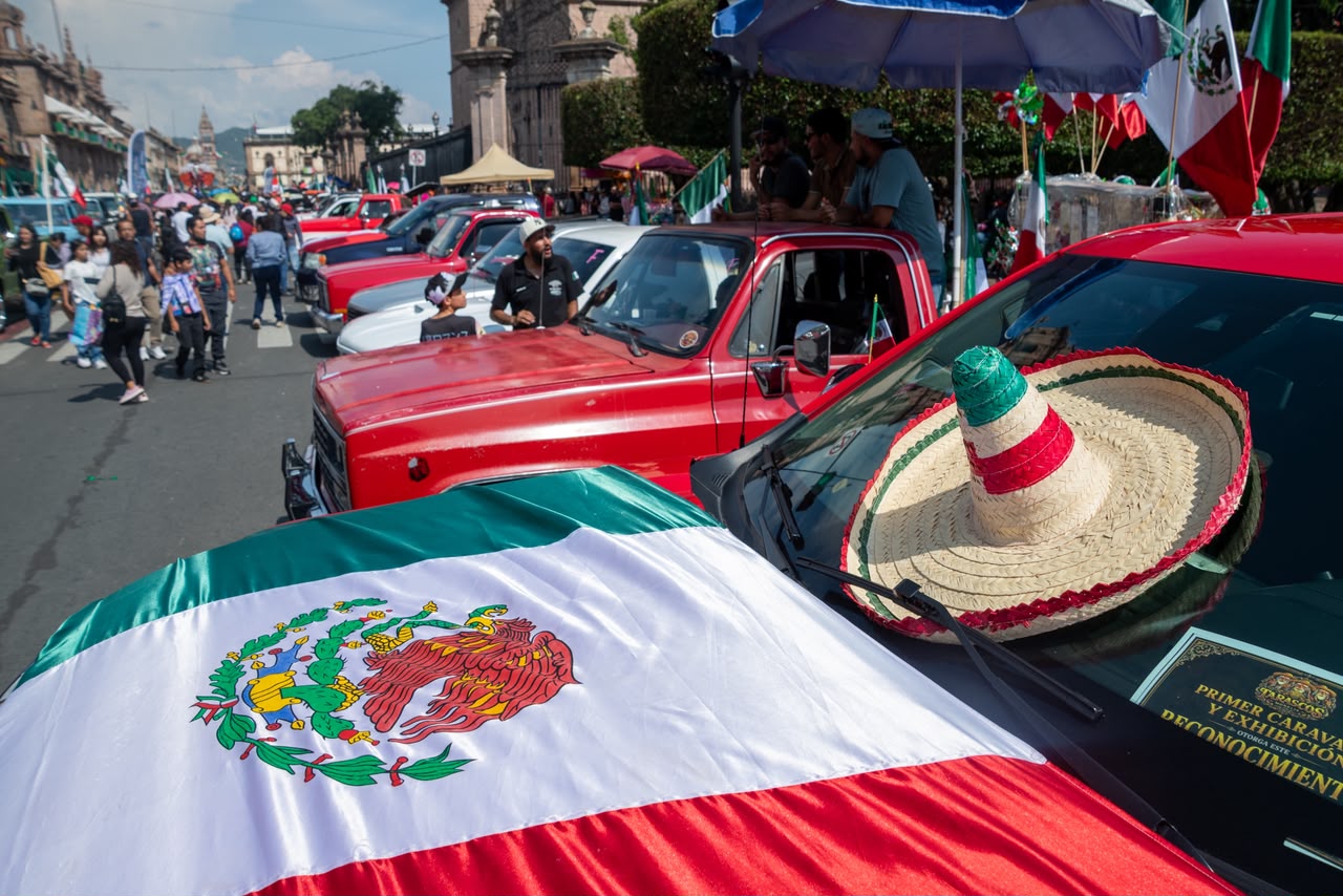 Trocas, banda y torito llenan de ambiente el Centro Histórico de Morelia