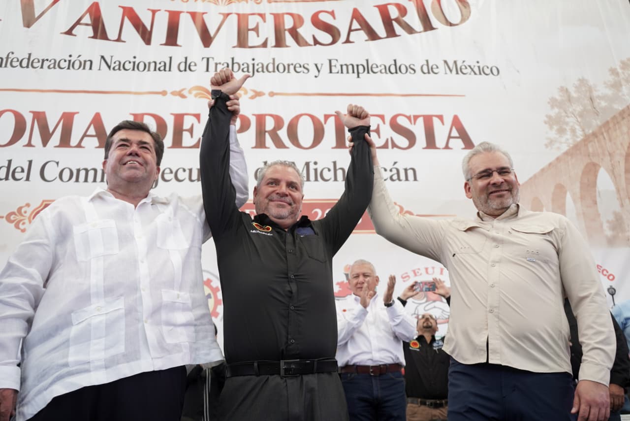 Tras la audiencia de Alexis N. alias “El Brilloso”, donde aportó nuevos elementos al caso del homicidio de Carlos Manzo; el gobernador de Michoacán, Alfredo Ramírez Bedolla, aseguró que la investigación por el crimen contra del exalcalde de Uruapan, es de 360 grados y se investigan todas las líneas que puedan surgir, incluso nuevas, con el objetivo de encontrar la verdad y que se haga justicia. Afirmó que el trabajo se realiza de manera profesional por la Fiscalía General del Estado, con la colaboración del Gobierno Federal y del secretario de Seguridad, Omar García Harfuch, lo que ha permitido la detención de 33 personas hasta el momento, entre ellos El Brilloso y su hermano Cristian N. “El vikingo “. Detalló que aún permanece prófugo el coronel Jiménez, quien era jefe de escoltas del ex presidente municipal. El mandatario señaló que lo que se está confirmando en las audiencias es lo que se había advertido desde el inicio de la investigación y sobre todo lo señalado por la Fiscalía desde diciembre y enero, cuando se detuvo al primer círculo de escoltas, integrado por siete personas que acompañaban directamente al edil. “Todo confirma que también desde adentro vino la información, vino toda una situación donde prácticamente su círculo cercano participó junto con la delincuencia organizada. Aquí hubo un contubernio que se está confirmando entre su círculo cercano de confianza y la delincuencia organizada que le arrebató la vida al presidente municipal en el atentado”, puntualizó. Reconoció que aún falta mucho por investigar, pero hay grandes avances y conforme avancen las audiencias, los juicios y se logren más detenciones, se irán despejando dudas. Dijo que todavía está pendiente esclarecer la motivación del atentado. Hizo un llamado a que quienes han sido citados a testificar lo hagan, al señalar que aún faltan algunas personas del Ayuntamiento de Uruapan que no han acudido al llamado de la Fiscalía. Consideró fundamental que sean entregados los celulares del extinto presidente municipal para que no quede duda alguna, al ser aparatos donde se contiene gran parte de la actividad diaria y que pueden aportar datos relevantes. “Gran parte de nuestra actividad diaria se contiene en estos aparatos y creo que sí es prudente que fueran entregados los celulares del extinto presidente municipal, que en paz descanse Carlos Manzo, para que no quede duda. Son elementos importantes, porque han venido saliendo más datos, más información, y esta investigación está viva, está en pleno desarrollo, y lo que buscamos es justicia y saber la verdad”, apuntó. Sobre los tiempos para esclarecer el crimen, indicó que ya hay gran claridad de qué ocurrió, pero falta que la Fiscalía aclare el móvil, por lo que no debe haber fechas fatales ni presiones, sino que se debe permitir que la institución haga su trabajo con profesionalismo. “La justicia se completa cuando hay ya sentencias y los acusados pasan a sentenciados, para que se diga que son ya los responsables”, concluyó.