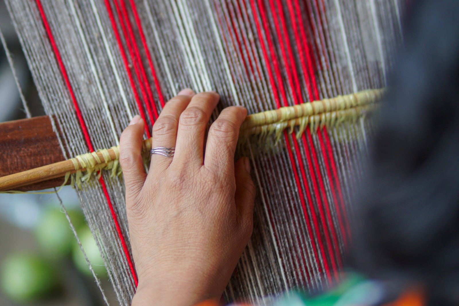 Entre hilos y memoria, María Nolasco preserva el arte de tejer en Michoacán
