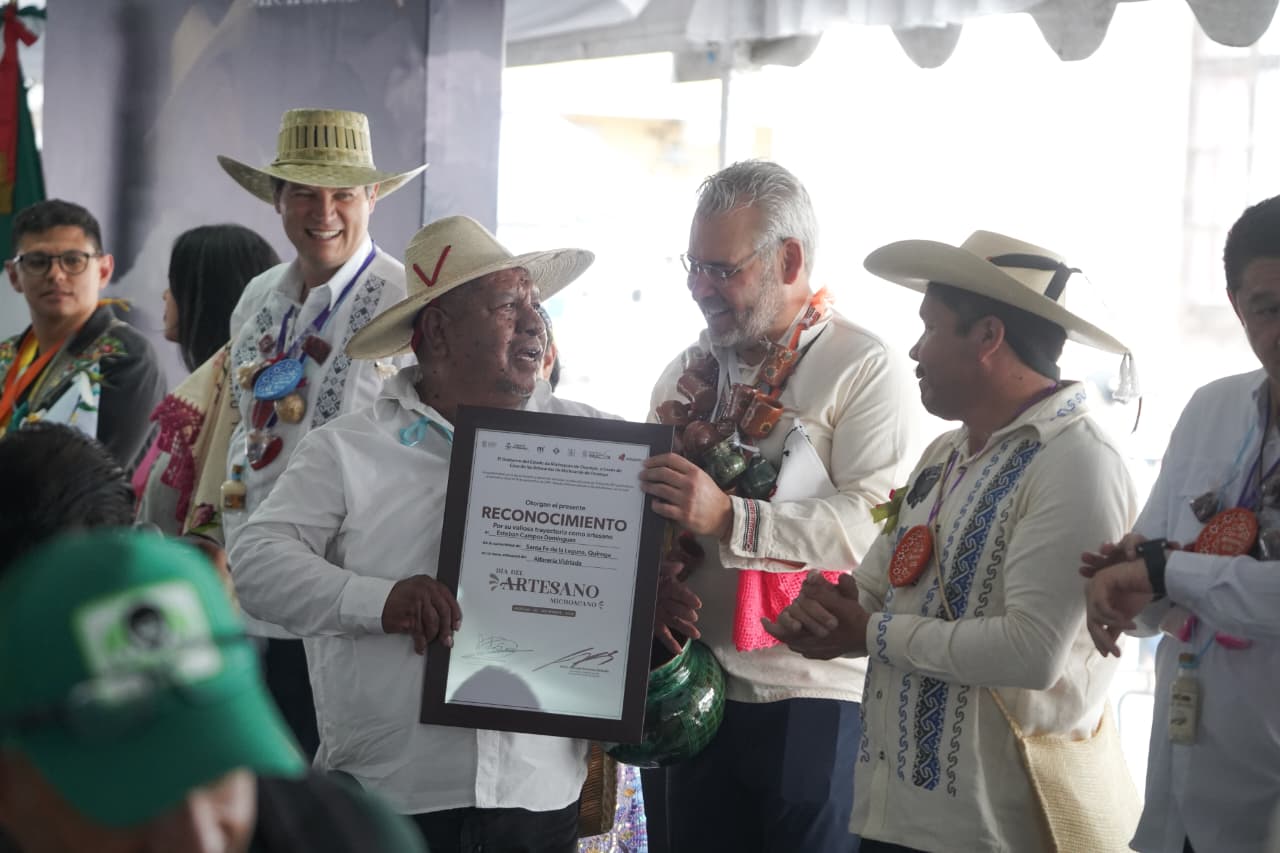 Michoacán reconoce a quienes mantienen vivos sus oficios artesanales