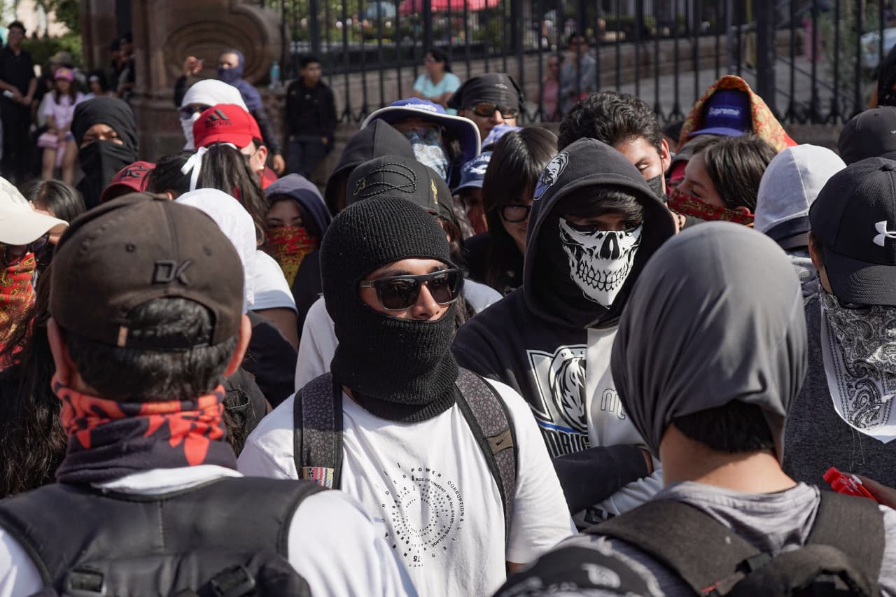 A 12 años de la desaparición de los 43 de Ayotzinapa, normalistas marchan en Morelia