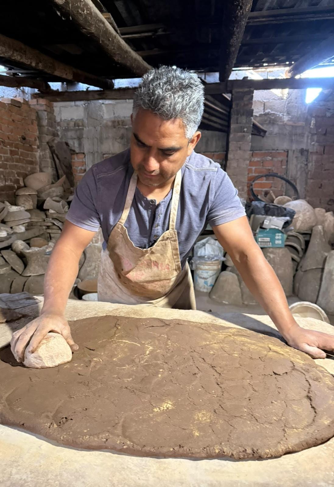 Maestro alfarero de Zinapécuaro gana máximo galardón en concurso nacional