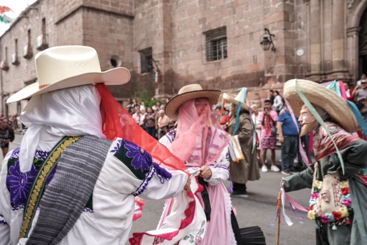 Ballet Folklórico de Michoacán celebra 68 años con desfile en el Centro de Morelia