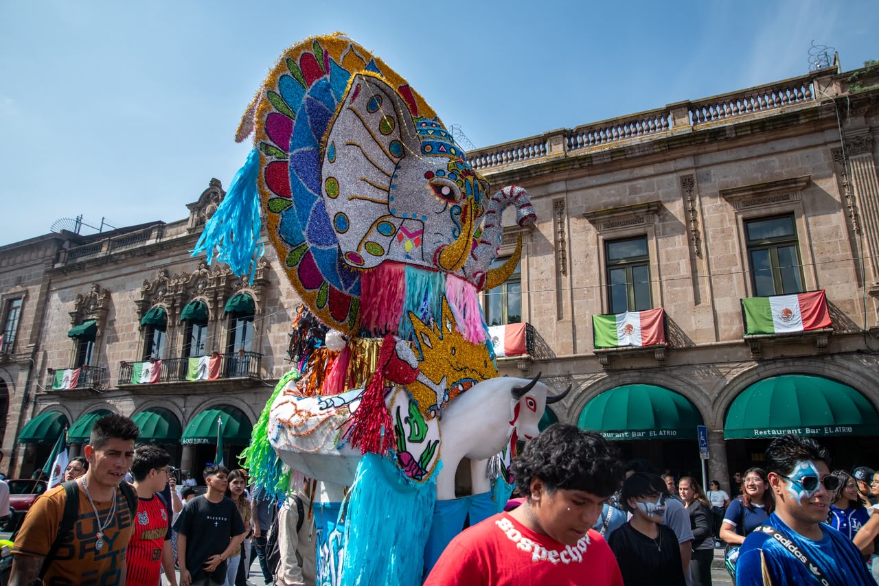 Trocas, banda y torito llenan de ambiente el Centro Histórico de Morelia