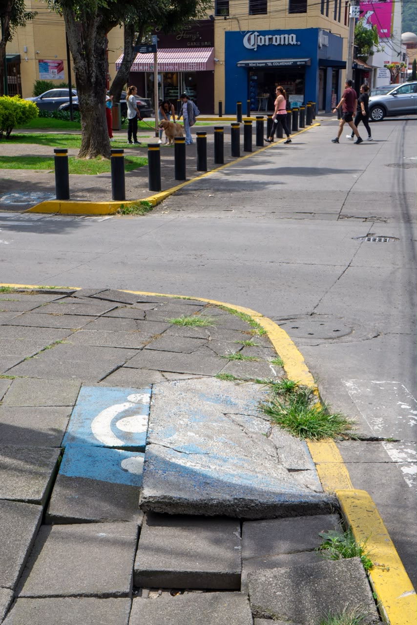 Rampa peatonal en García de León se convierte en riesgo para peatones