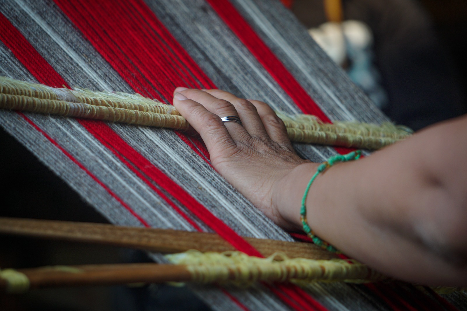Entre hilos y memoria, María Nolasco preserva el arte de tejer en Michoacán