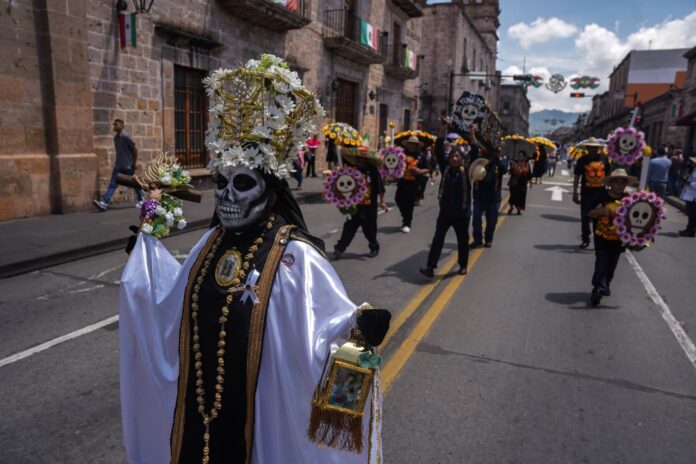 Más de 4 mil artesanos toman las calles de Morelia para celebrar su día Más de 4 mil artesanos toman las calles de Morelia para celebrar su día