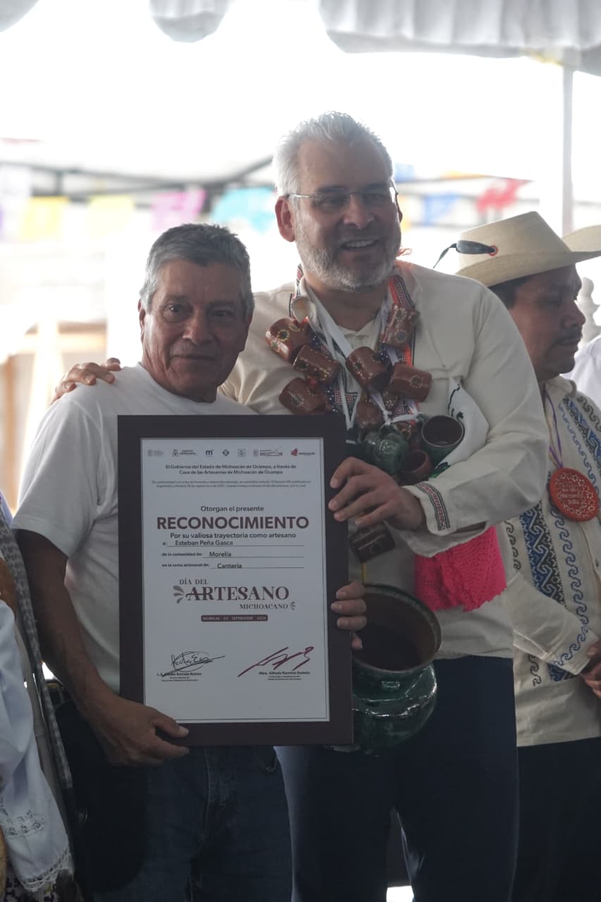 Michoacán reconoce a quienes mantienen vivos sus oficios artesanales