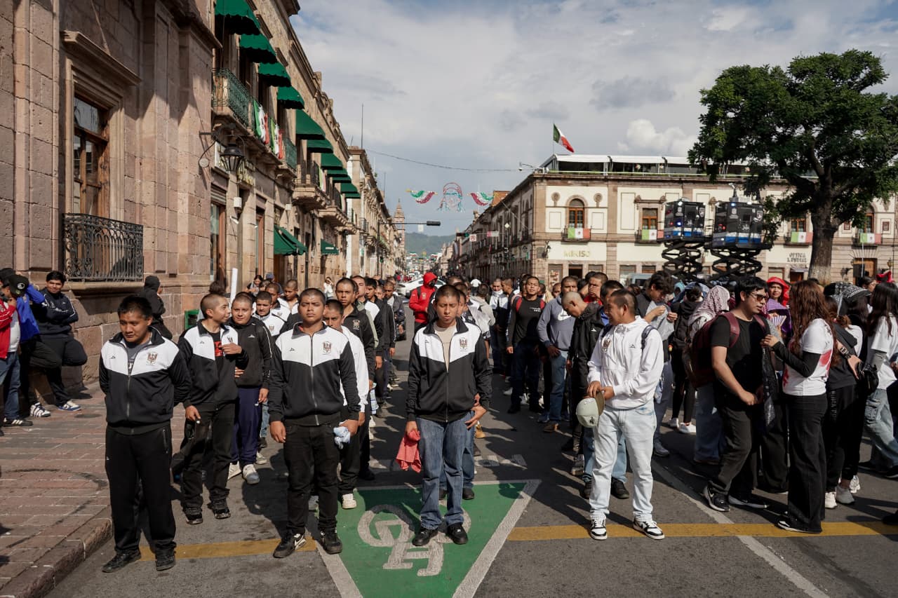 A 12 años de la desaparición de los 43 de Ayotzinapa, normalistas marchan en Morelia
