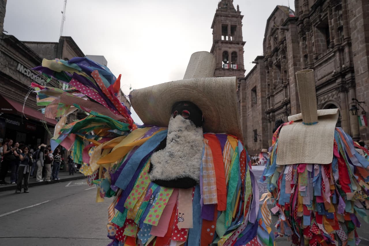 Ballet Folklórico de Michoacán celebra 68 años con desfile en el Centro de Morelia