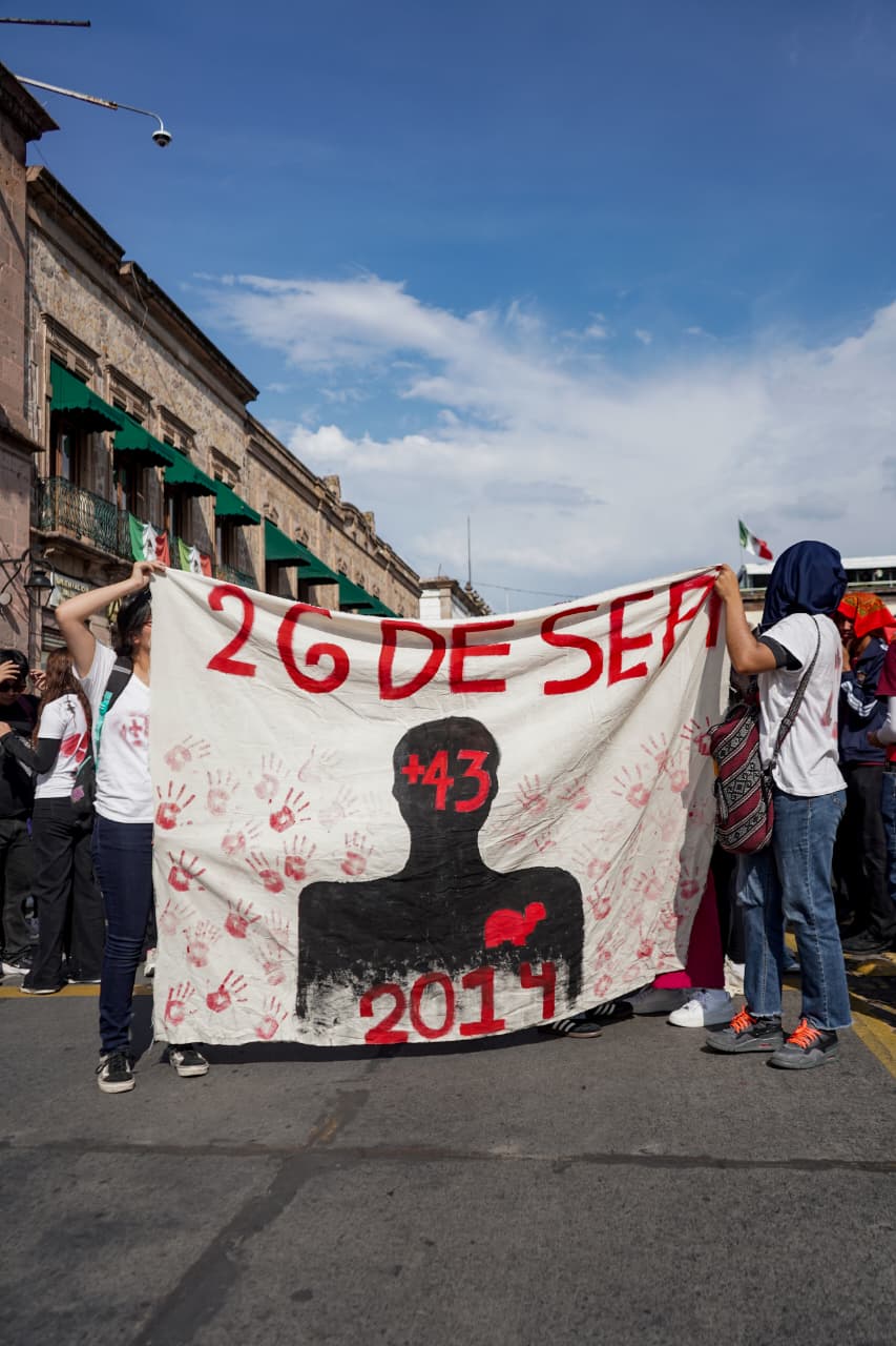 A 12 años de la desaparición de los 43 de Ayotzinapa, normalistas marchan en Morelia