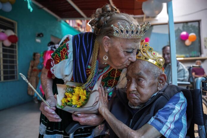 Nena baila contra el tiempo; 84 años y 20 de seguir moviendo las piernas