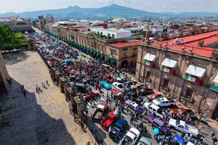 Trocas, banda y torito llenan de ambiente el Centro Histórico de Morelia