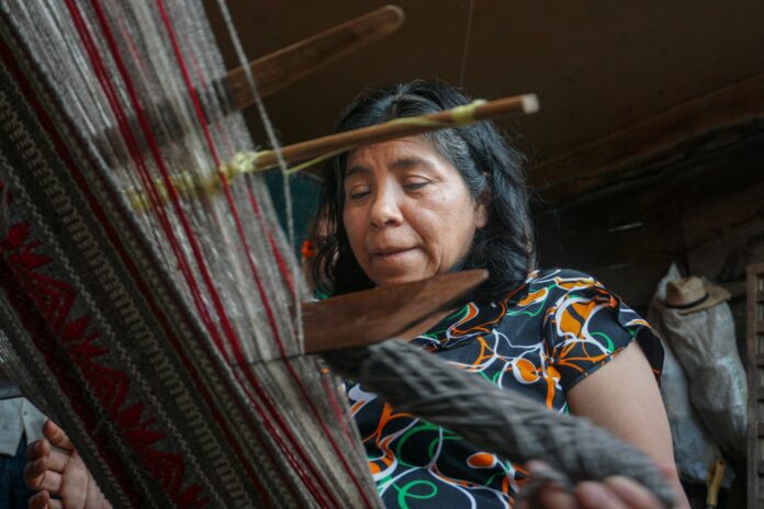 Entre hilos y memoria, María Nolasco preserva el arte de tejer en Michoacán