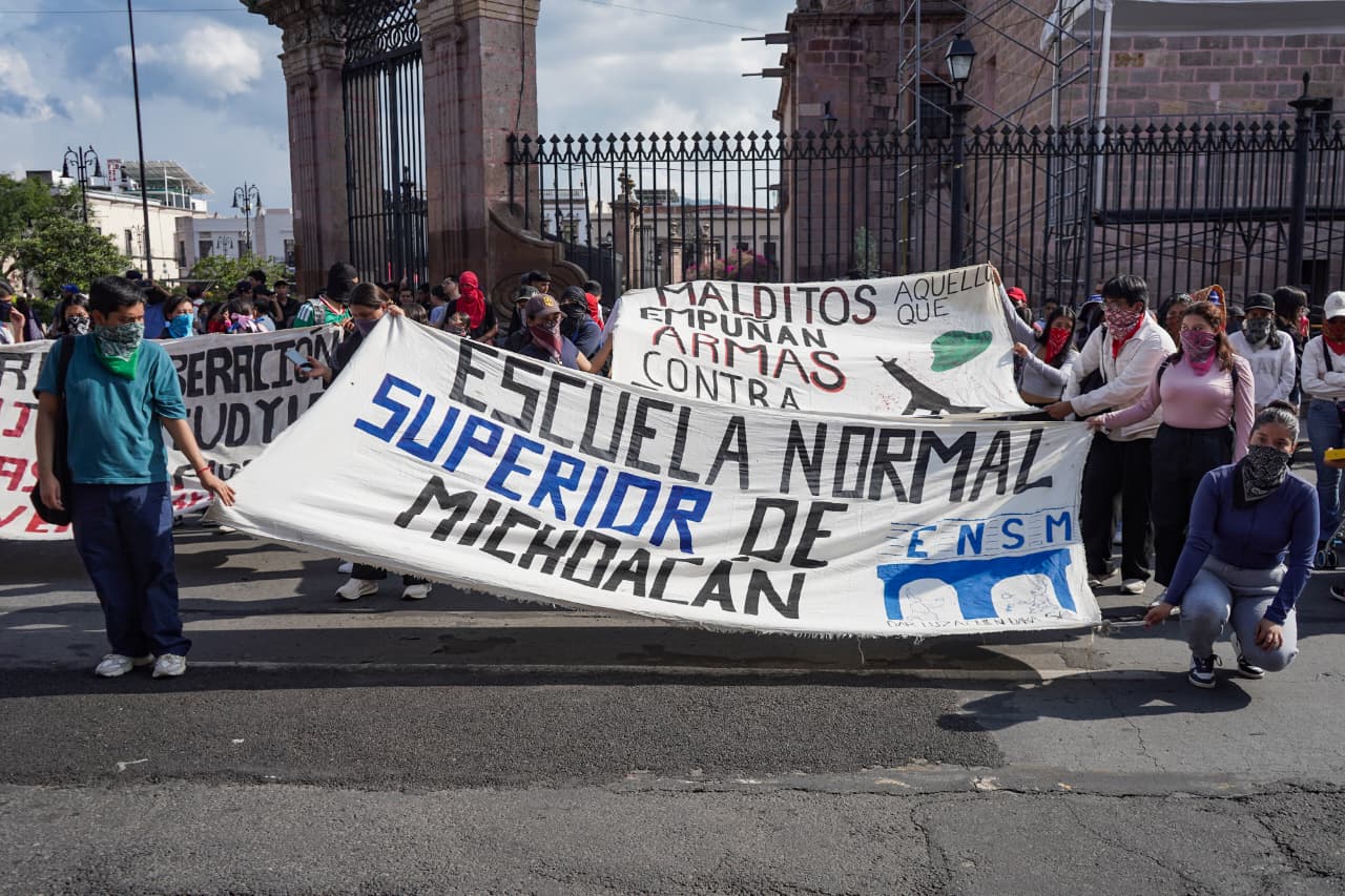 A 12 años de la desaparición de los 43 de Ayotzinapa, normalistas marchan en Morelia