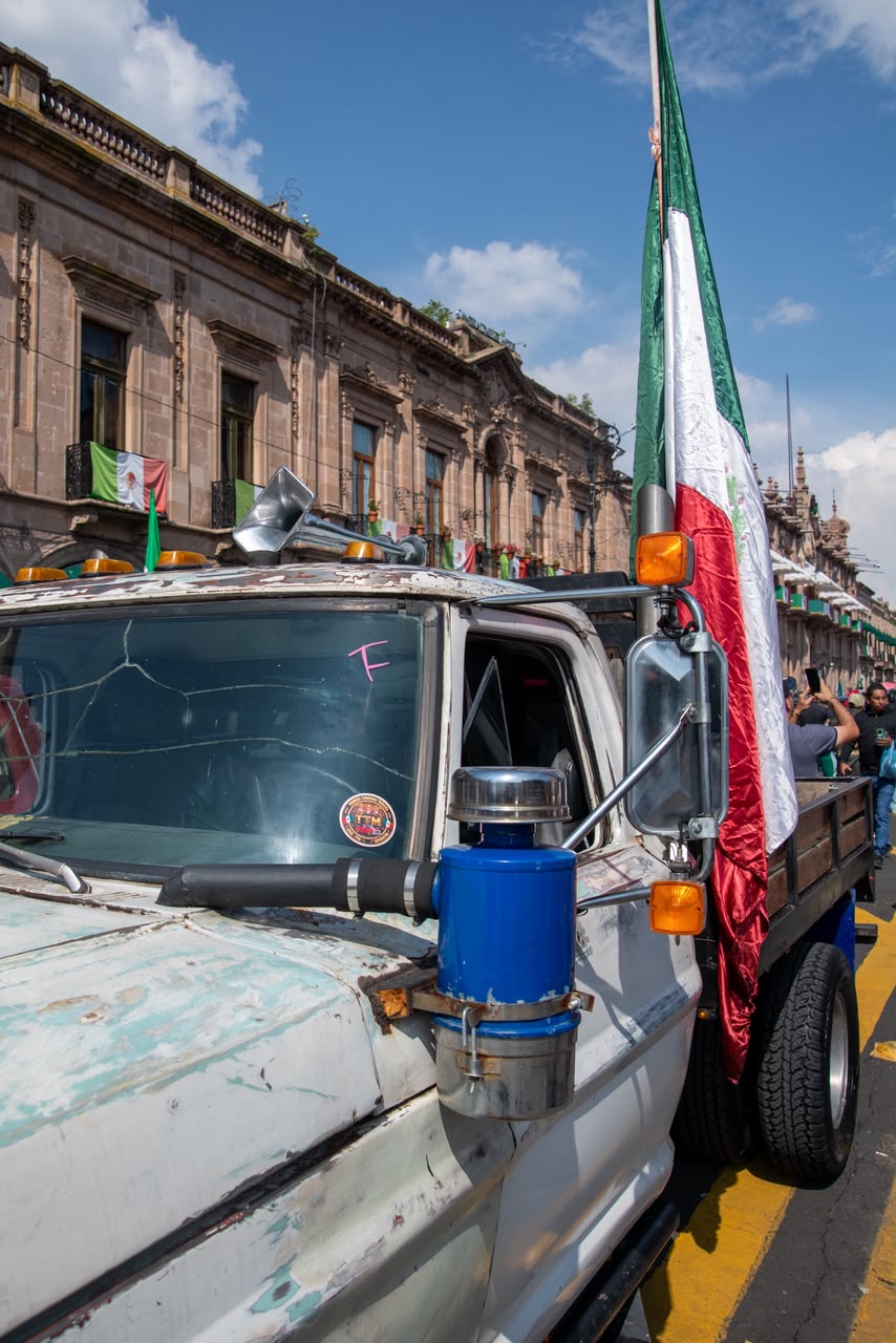 Trocas, banda y torito llenan de ambiente el Centro Histórico de Morelia