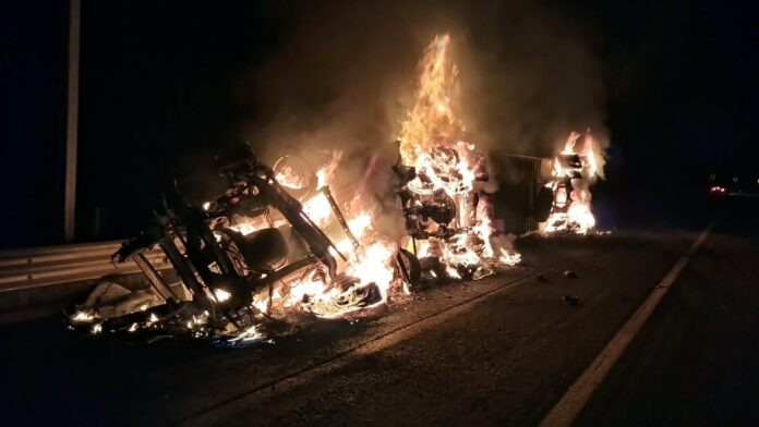 Tractocamión en llamas tras volcar en la Pátzcuaro-Cuitzeo