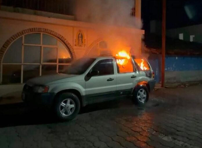 Queman camioneta de creador de contenido y fotógrafo, en Jiquilpan