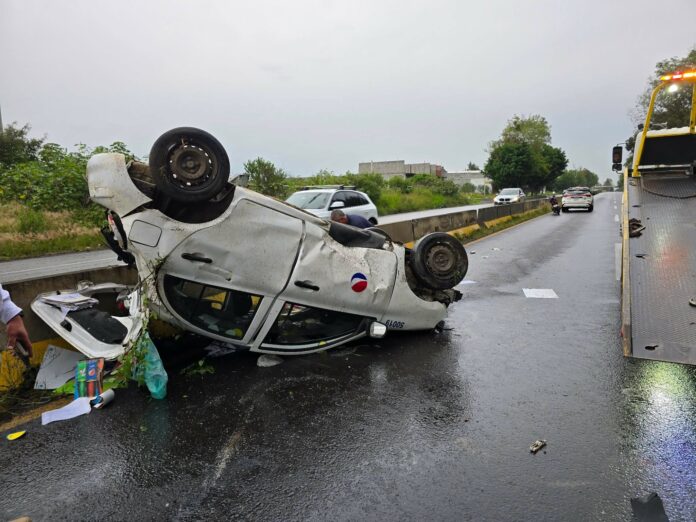 Auto de la Pepsi vuelca en la Morelia-Pátzcuaro