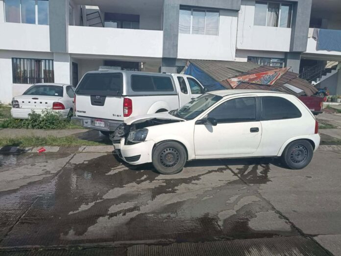 Camioneta se impacta contra auto estacionado y puesto de tacos en Morelia