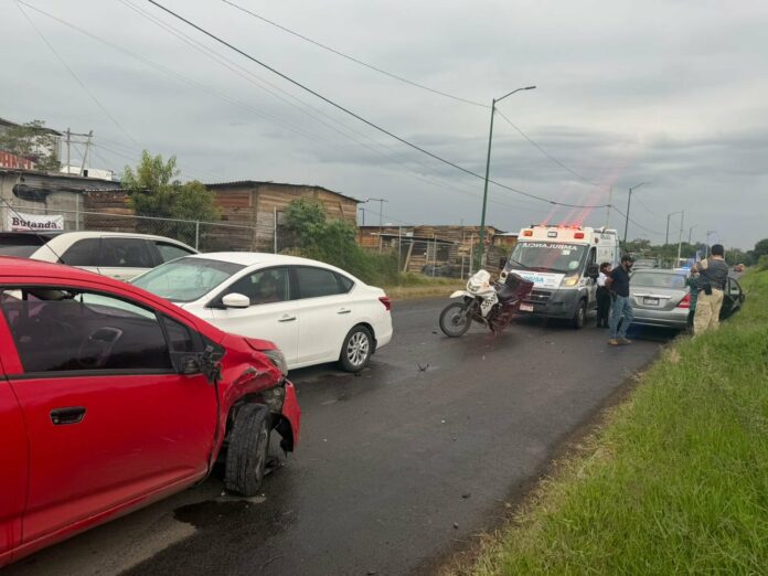 Choque entre dos autos deja una menor herida, en Morelia
