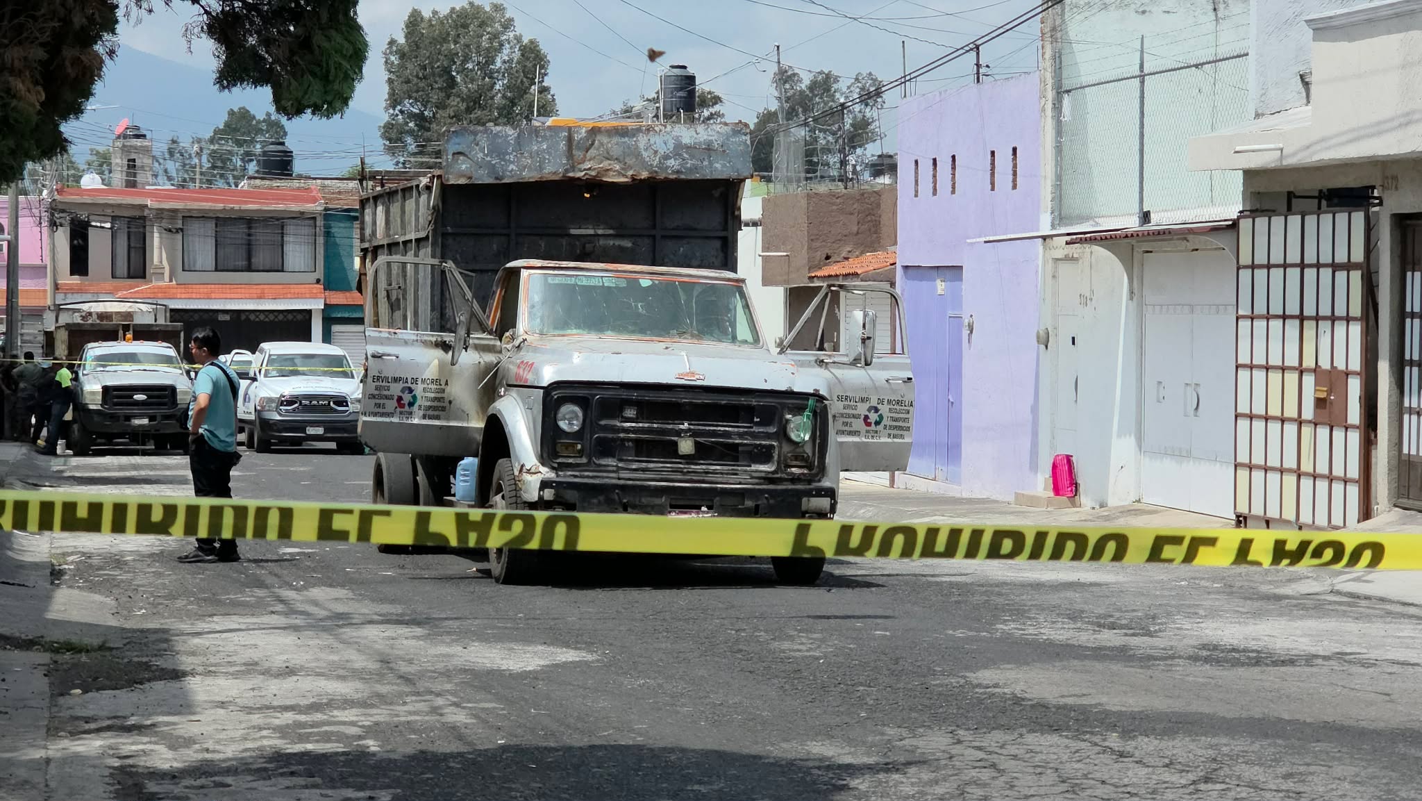 Incendian camión recolector de basura en Morelia; trabajador sufre quemaduras