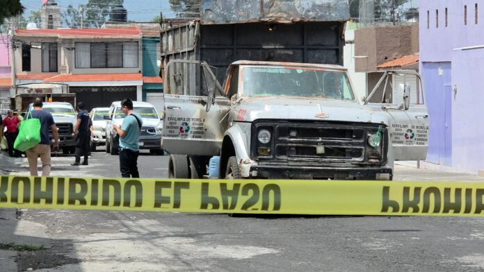 Incendian camión recolector de basura en Morelia; trabajador sufre quemaduras